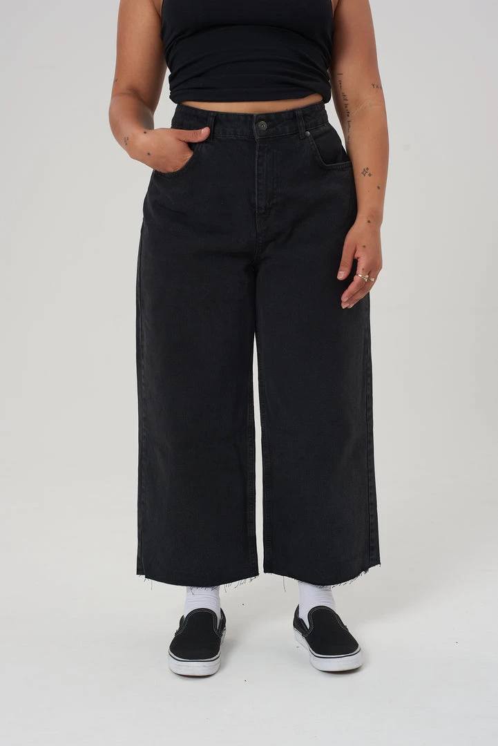 The Ragged Priest Grip Skater Jean - Charcoal WOMEN'S 4 The Ragged Priest Grip Skater Jean - Charcoal WOMEN'S